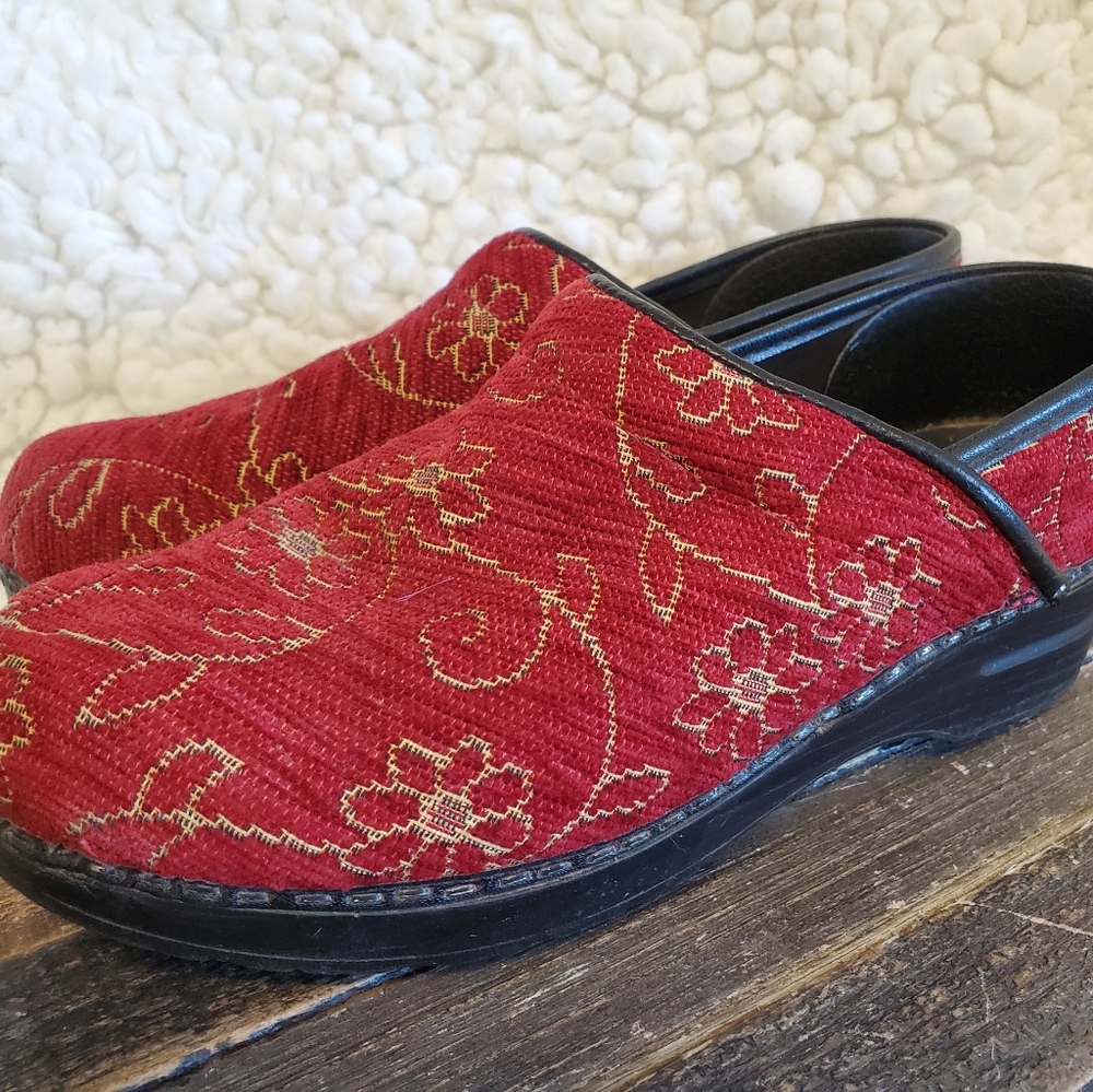 Dansko Clogs Size 39 US 8.5/9 Dark Red Chenille